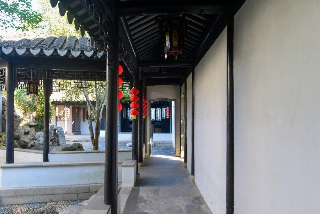 惠若琪老公生日夫妻恩爱同框，老杨紧挨老婆憨笑，夫妻相越来越浓